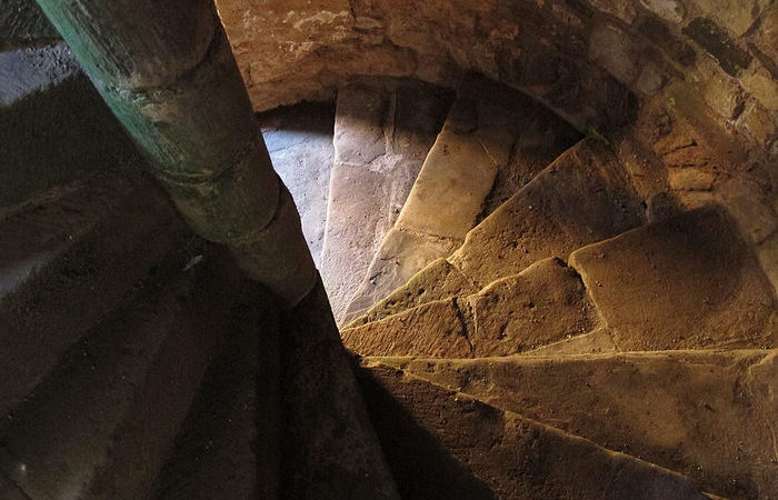 Почему в средневековых замках винтовые лестницы делали по часовой стрелке, а не против - Архитектура и интерьер