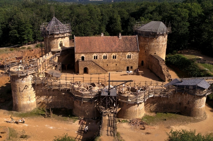 Во Франции более 20 лет идет строительство средневекового замка по старинной технологии - Архитектура и интерьер